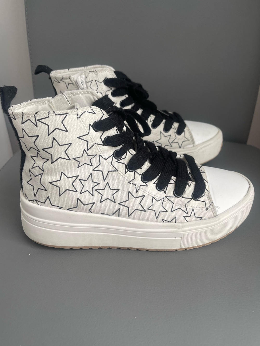 Art Class Kids Blakely High Top Canvas Sneakers White Black Stars Size 3